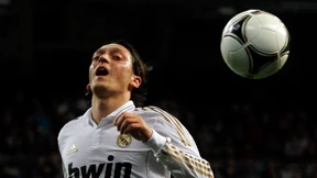 Özil spricht und fliegt