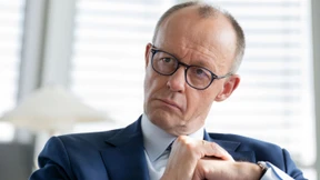 Merz jongliert mit 900 Milliarden