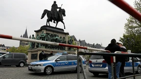 Wasserwerfer und Mannschaftswagen rund um Tagungshotel