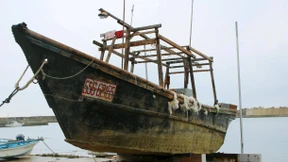 Geisterschiffe mit Toten an Bord treiben an Küste