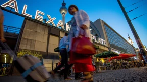 Am Alexanderplatz, wo die Inflation zu spüren ist