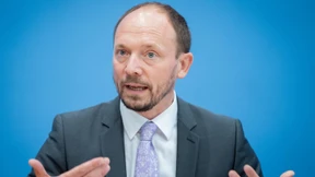 Vor dem Hass resigniert