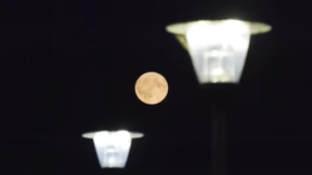 Supermond und Komet am Abendhimmel zu sehen