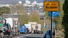 Eine Großstadt erzeugt einen künstlichen Stau