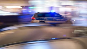 Streifenwagen baut Unfall