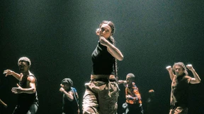 Es pocht, sie horchen und geraten in allerlei Bewegung