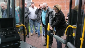 Mit Blindenstock an Einstieg herantasten