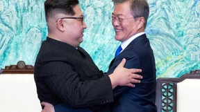 Umarmen sich zwei Koreaner