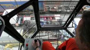 Hexenschuss: Kranführer von Feuerwehr gerettet