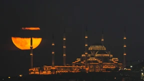 So schön leuchtete der „Supermond“ über Europa