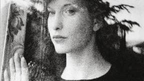 Der helle Himmel über dem Kopf