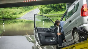 Regen setzt Straßen und Keller unter Wasser