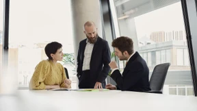 Warum Banken Frauen schlechter beraten als Männer