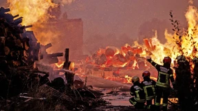 Kühleres Wetter hilft beim Kampf gegen die Flammen