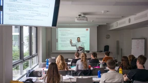 So hart ist es, berufsbegleitend zu studieren