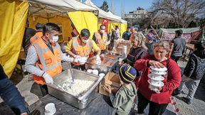 Sammeln für den Wiederaufbau der Türkei