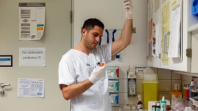 Krankenkassen sollen Zusatzbeiträge erst später senken