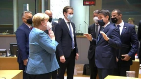 Merkel hält Conte auf Corona-Abstand