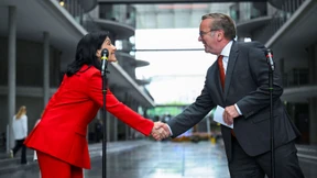 Regierung leitet schnellere Aufrüstung ein