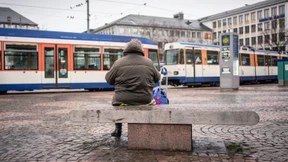 Seniorin in Straßenbahn ausgeraubt
