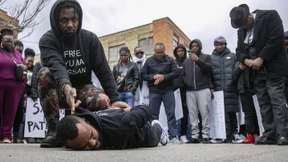 Polizist schießt auf dem Boden liegenden Schwarzen in den Kopf