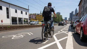 Damit Radler nicht in Autotüren fahren