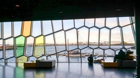 Bunt schimmert die Musikhalle