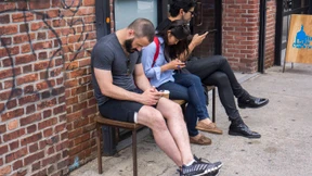 Die Steckdose in der Parkbank