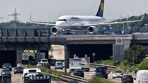 Taxigäste steigen auf Bundesstraße aus