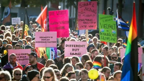 Tausende Demonstranten gehen in Wiesbaden auf die Straße