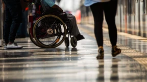 Rollstuhlfahrer auf Gleise geschoben