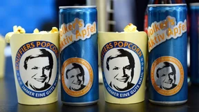 Viele Köpfe, viele Plakate