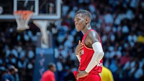 Dennis Schröder trägt deutsche Fahne