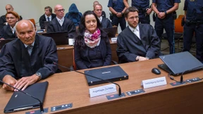 Kerzengerade und ohne jede Regung