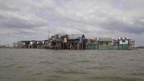 Dörfer auf den Philippinen sinken ab