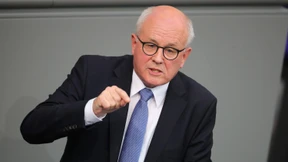 Kauder droht Internet-Konzernen Bußgelder wegen Hassbeiträgen an