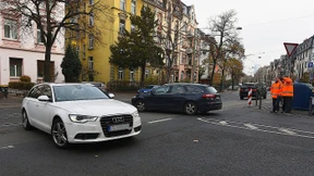 Verkehrsdetektive in Warnjacken