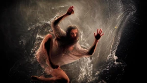 Wassertanz auf gläsernem Boden