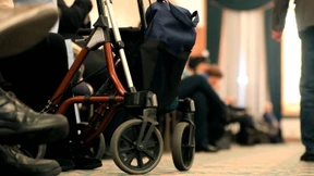 Rentner mit Rollator zerkratzt 80 Autos