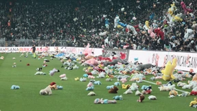 Im türkischen Stadion regnet es Teddybären