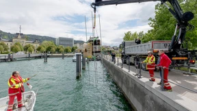 Winzer holt Wein nach einem Jahr wieder aus der Tiefe des Bodensees