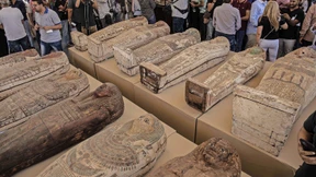 Isis und Neftis mit goldenen Gesichtern