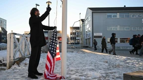 „Nicht lustig“: Deutscher Satiriker löst in Grönland mit US-Fahne Empörung aus