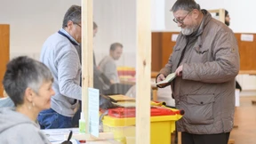 Handschuhe, Schutzwände und größere Stimmbezirke