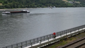 Frachtschiff im Rhein auf Grund gelaufen