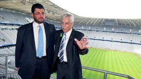 Die Löwen streiten mit ihrem Retter