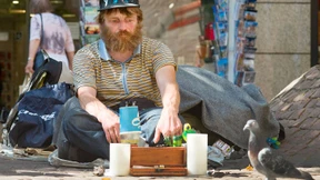 Obdachloser hat Spielzeug wieder