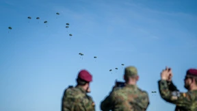 Skandal bei den Fallschirmjägern: Vergewaltigungsphantasien und Nazipartys