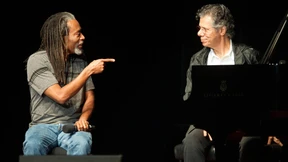 Er hat ein ganzes Orchester im Kehlkopf