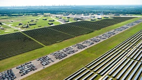 Daimler parkt Tausende Autos auf altem Flugplatz